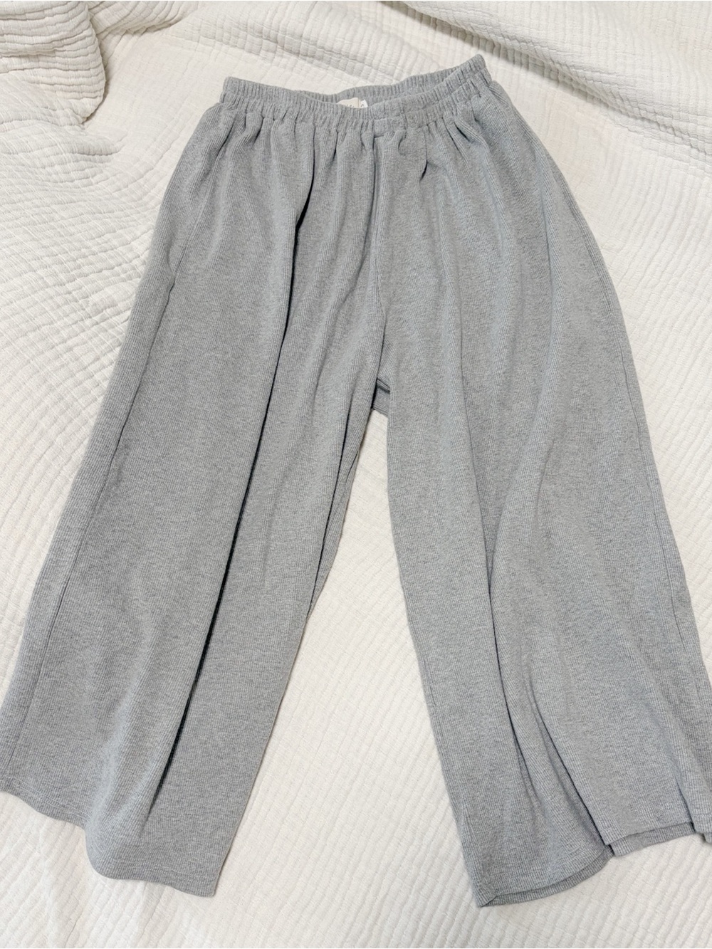 Eadaie Gray Wide-Leg Capris